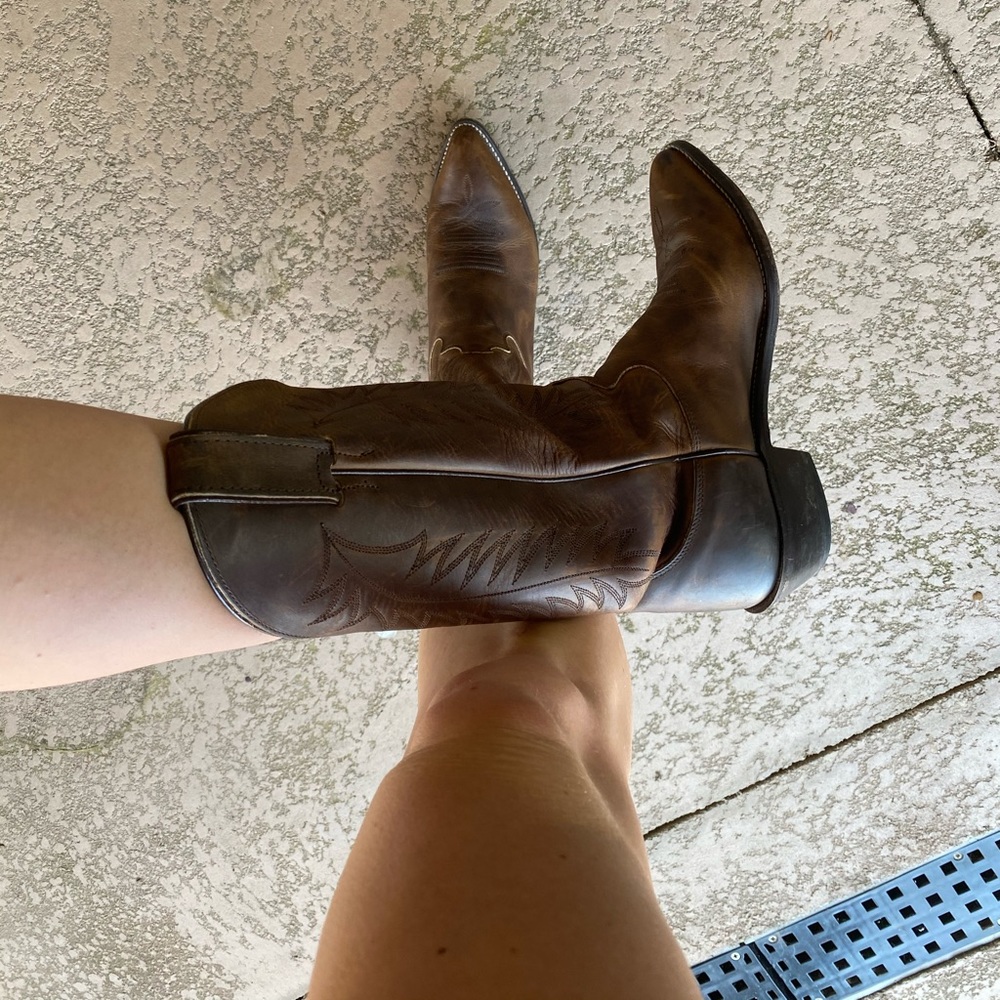 Justin pointed toe cowboy boots